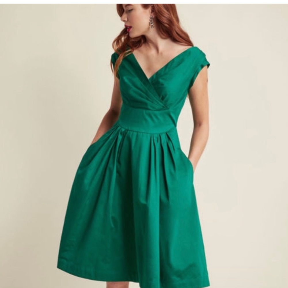 Emily and Fin Keener Postures Midi
Dress in Clover